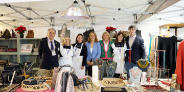 La alcaldesa de Marbella destaca la labor de Cáritas en la inauguración del Bazar Solidario de Navidad