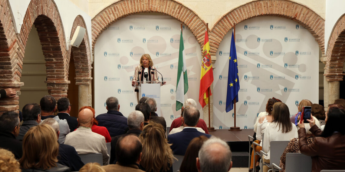 Muñoz destaca “la vocación de servicio y el compromiso” de sesenta empleados municipales homenajeados