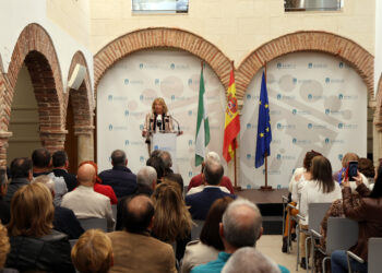 Muñoz destaca “la vocación de servicio y el compromiso” de sesenta empleados municipales homenajeados