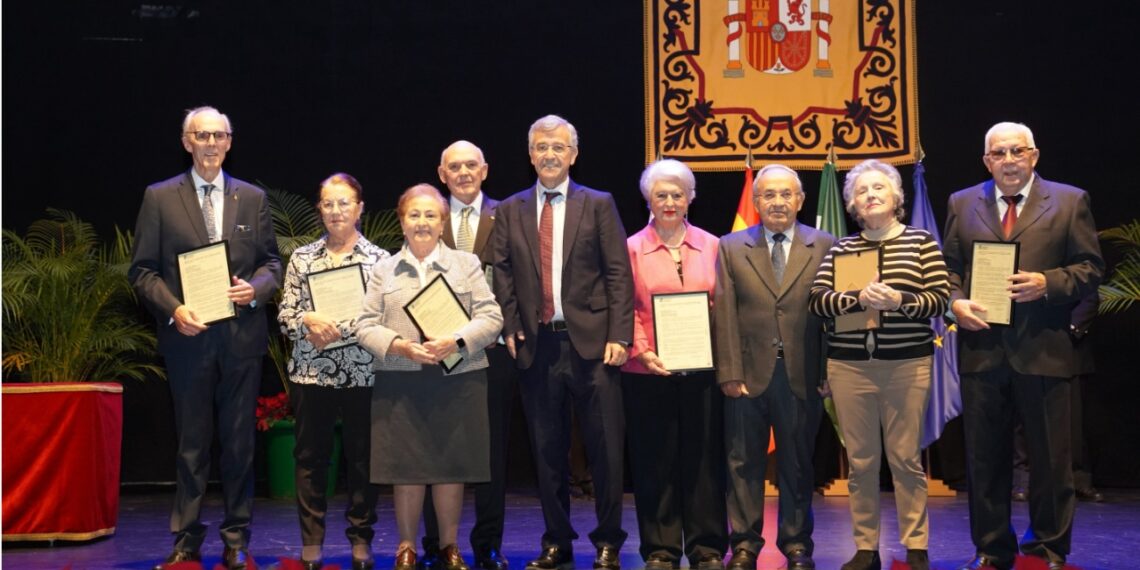 El Ayuntamiento celebra el Día de la Constitución con los nombramientos de Hijo Adoptivo y la entrega de menciones a docentes jubilados