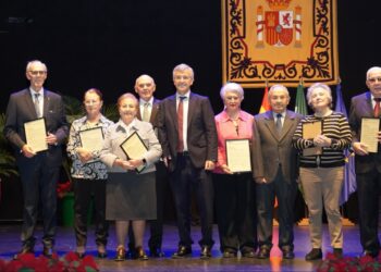 El Ayuntamiento celebra el Día de la Constitución con los nombramientos de Hijo Adoptivo y la entrega de menciones a docentes jubilados