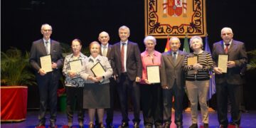 El Ayuntamiento celebra el Día de la Constitución con los nombramientos de Hijo Adoptivo y la entrega de menciones a docentes jubilados