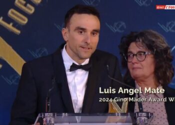 El marbellí Luis Ángel Maté recibe el Premio ‘Gino Mäder’ por sus acciones solidarias en la gala Velo d’Or de París