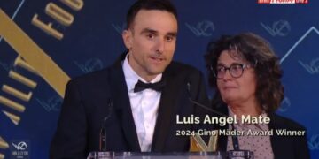 El marbellí Luis Ángel Maté recibe el Premio ‘Gino Mäder’ por sus acciones solidarias en la gala Velo d’Or de París
