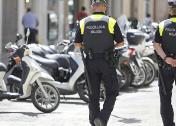 Detienen a una mujer que extorsionó a más de 300 hombres tras seducirles gracias a una imagen creada con IA