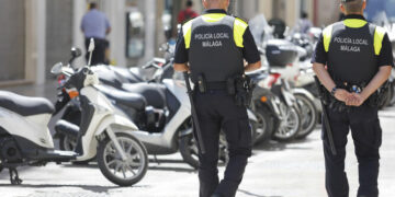 Detienen a una mujer que extorsionó a más de 300 hombres tras seducirles gracias a una imagen creada con IA