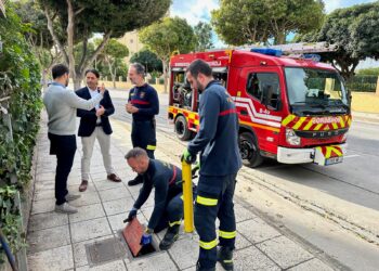Los Bomberos de Fuengirola y Gestagua revisan la red pública de hidrantes