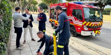 Los Bomberos de Fuengirola y Gestagua revisan la red pública de hidrantes