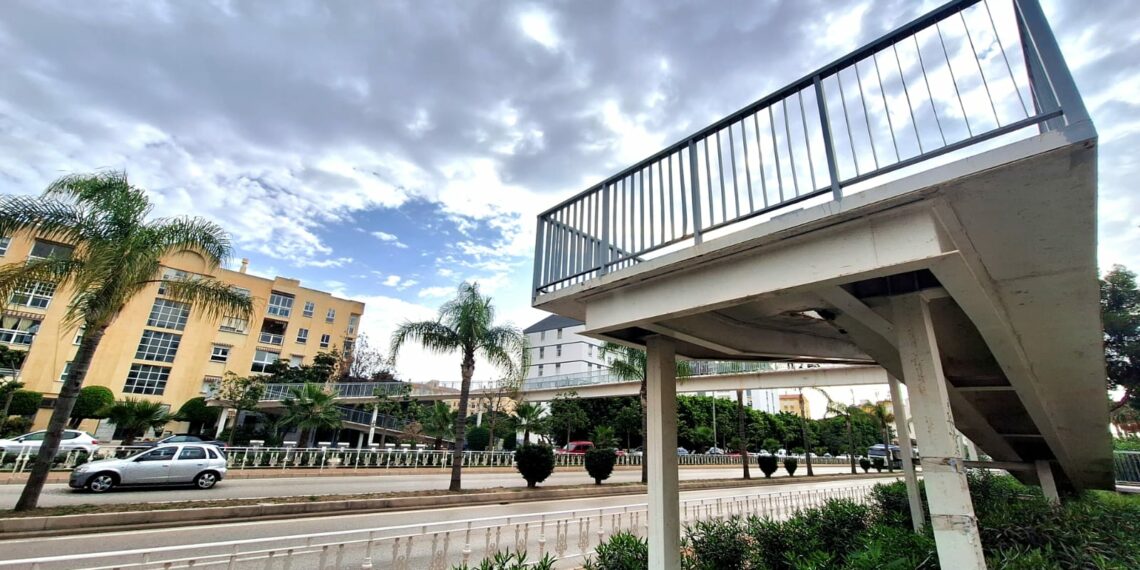 Ayuntamiento de Torremolinos sustituye la barandilla del paso elevado de la avenida de la Libertad por su estado deficidente