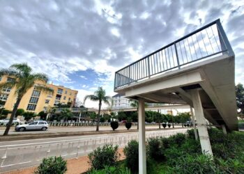 Ayuntamiento de Torremolinos sustituye la barandilla del paso elevado de la avenida de la Libertad por su estado deficidente