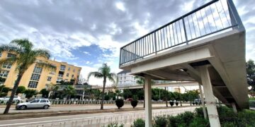 Ayuntamiento de Torremolinos sustituye la barandilla del paso elevado de la avenida de la Libertad por su estado deficidente