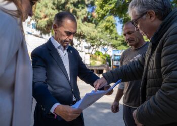 Lara comprueba el inicio de los trabajos de remodelación del Parque Jesús Cautivo en la barriada de Carola