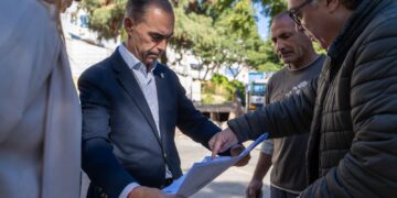 Lara comprueba el inicio de los trabajos de remodelación del Parque Jesús Cautivo en la barriada de Carola