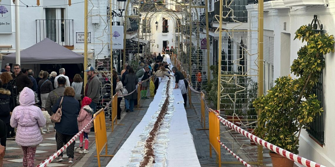El tronco de navidad más grande de Andalucía está en Benalmádena: 118 metros y un fin solidario