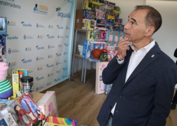 Emabesa dona más de 120 juguetes a Bienestar Social para que todos los niños de Benalmádena vivan con ilusión la Navidad