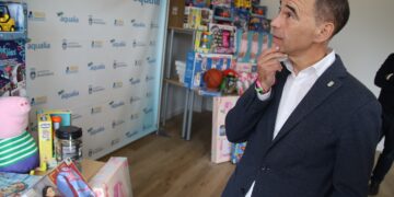 Emabesa dona más de 120 juguetes a Bienestar Social para que todos los niños de Benalmádena vivan con ilusión la Navidad