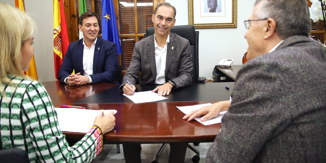 El Ayuntamiento adquiere unos terrenos en Rocas Blancas para construir casi 200 viviendas públicas para jóvenes y personas con necesidades especiales