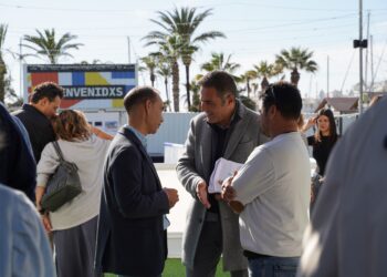 Mercadillo artesanal, una pista de hielo, numerosos talleres y varias actuaciones, platos fuertes de la oferta del Puerto Deportivo en Navidad