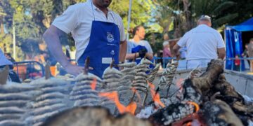 La Gran Feria Sabor a Málaga celebra una gran espetada solidaria con 40 kilos de sardinas