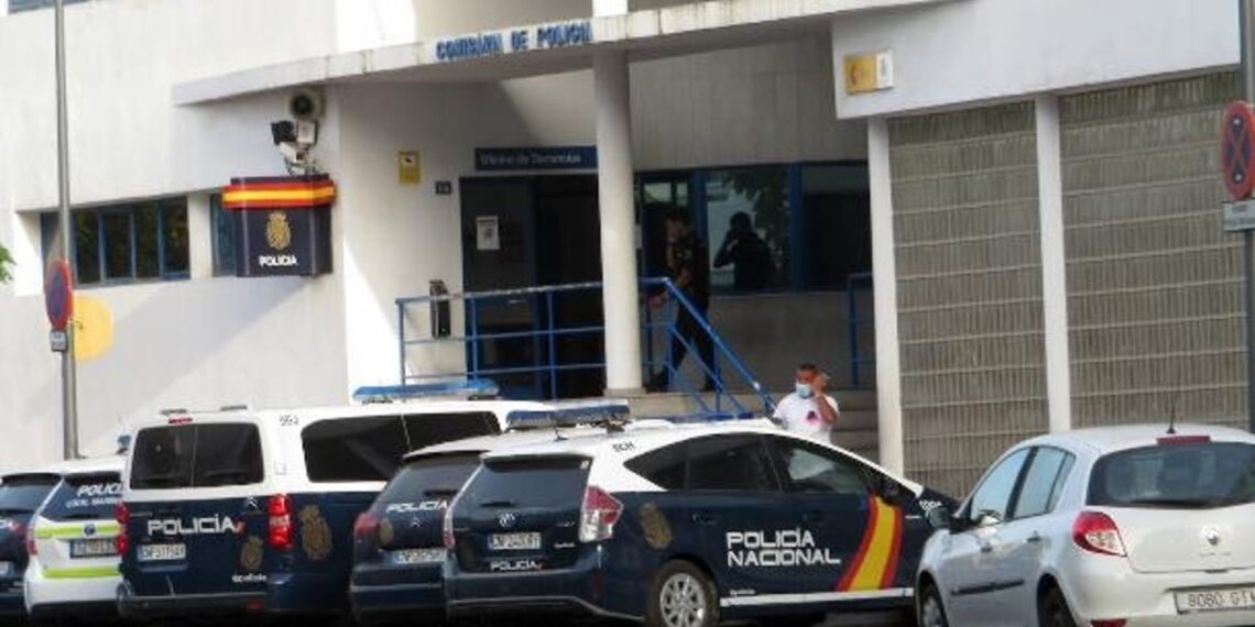 Dos detenidos por la muerte de un hombre que apareció en la calle en Marbella tras caer de un bloque