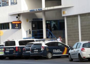 Dos detenidos por la muerte de un hombre que apareció en la calle en Marbella tras caer de un bloque