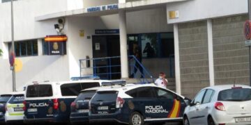 Dos detenidos por la muerte de un hombre que apareció en la calle en Marbella tras caer de un bloque