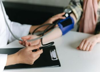 El acompañante de un paciente agrede, insulta y persigue a una médica en Estepona por una baja laboral