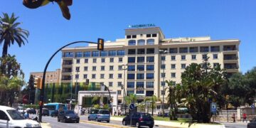 Un hombre evacuado al hospital tras el incendio de un vehículo en Mijas