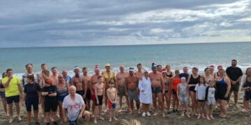El tradicional Boxing Day Swim se celebra en un gran ambiente