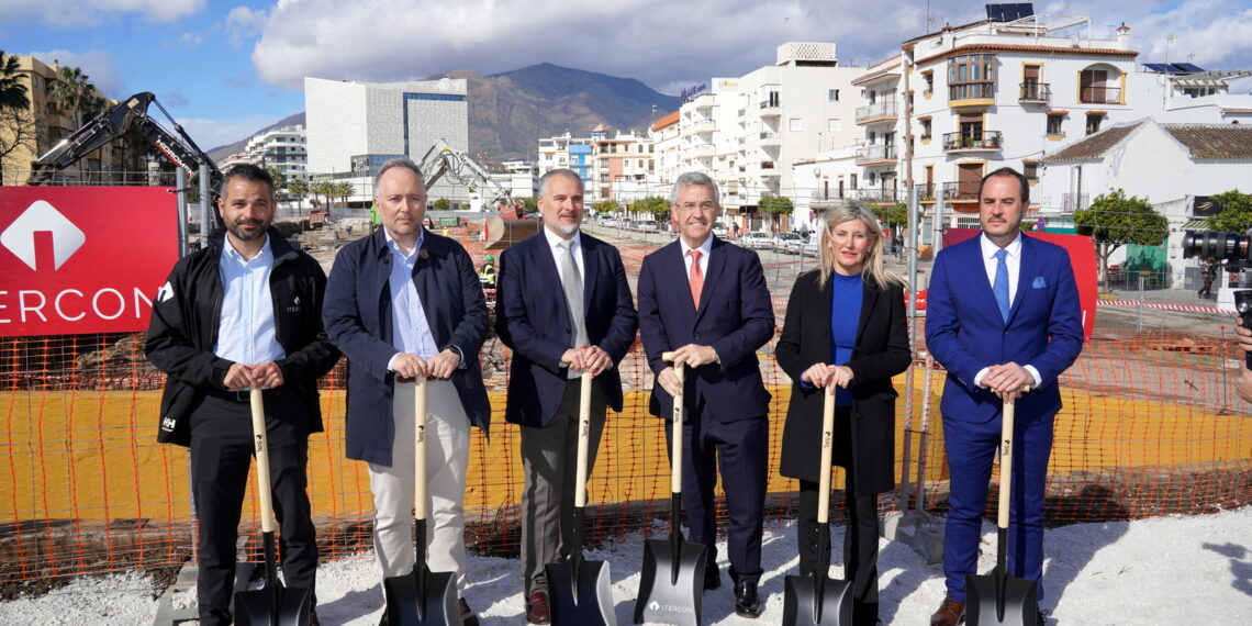 El Ayuntamiento coloca la primera piedra del gran bulevar con el que culminará la transformación urbana de Estepona