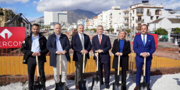 El Ayuntamiento coloca la primera piedra del gran bulevar con el que culminará la  transformación urbana de Estepona