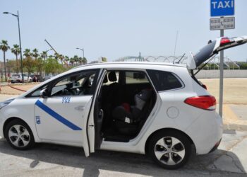 Dos hombres roban el teléfono y el dinero a un taxista fingiendo ser clientes