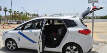 Dos hombres roban el teléfono y el dinero a un taxista fingiendo ser clientes