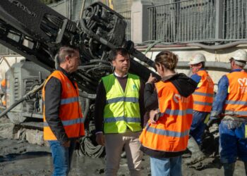 El Ayuntamiento refuerza con un sistema de anclajes un tramo del Paseo Marítimo afectado por los temporales