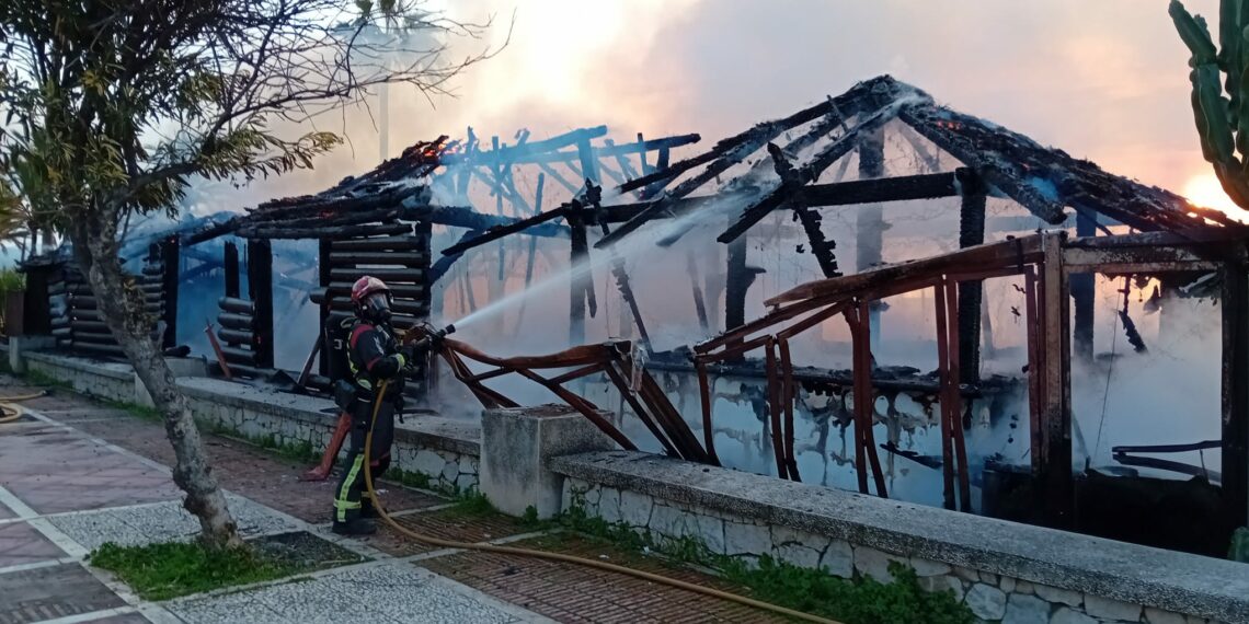 Detenido un hombre por provocar un incendio en un chiringuito de Puerto Banús