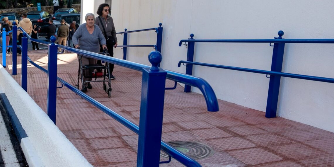 Finaliza la construcción de una rampa que mejora la accesibilidad y garantiza la conexión segura entre las calles San Antonio y Boquerón