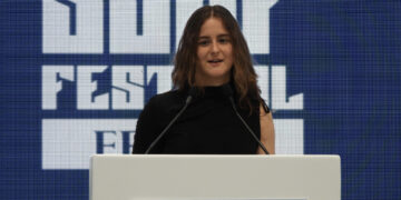 Sarah Almagro brilla en Fitur y se consagra como subcampeona mundial de surf adaptado