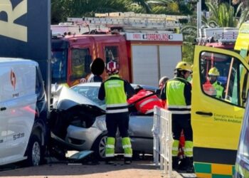Accidente en Torremolinos: un vehículo colisiona contra el pilar de una gasolinera