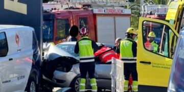 Accidente en Torremolinos: un vehículo colisiona contra el pilar de una gasolinera
