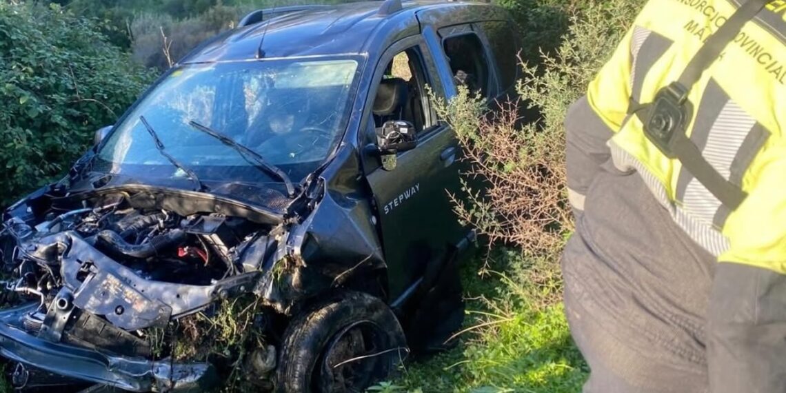 Cae un vehículo por un barranco en la AP-7 a la altura de Estepona