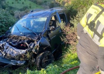 Cae un vehículo por un barranco en la AP-7 a la altura de Estepona