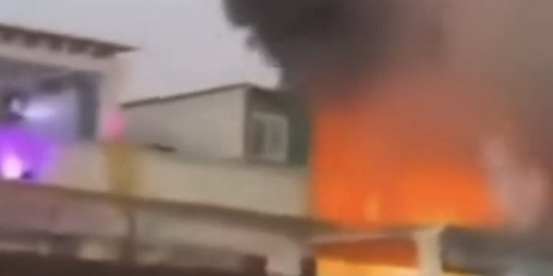 Un incendio afecta al tejado del restaurante Pachamama en Estepona