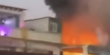 Un incendio afecta al tejado del restaurante Pachamama en Estepona