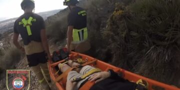 Bomberos rescatan a una mujer herida en la Sierra de Mijas