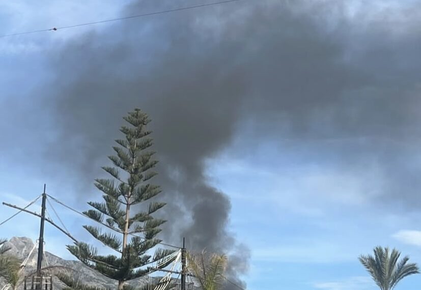 Arde una cuba de escombros en Puerto Banús