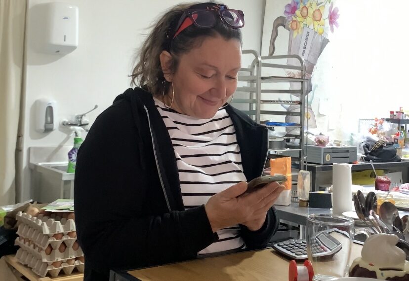 «Mis clientes son mis amigos»: el lema con el que Isabelle gana el premio al ‘mejor servicio’ en la ruta de la tapa de Torremolinos