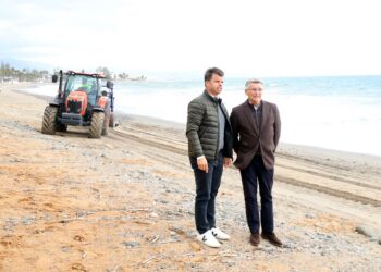 Marbella refuerza la flota destinada a la limpieza y adecentamiento de las playas con una nueva máquina despedregadora en San Pedro
