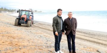 Marbella refuerza la flota destinada a la limpieza y adecentamiento de las playas con una nueva máquina despedregadora en San Pedro