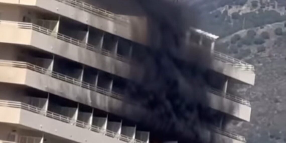 Un incendio da el susto en unos apartamentos turísticos de Fuengirola