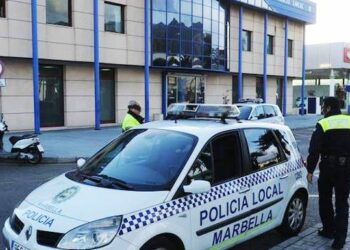 Hombre en estado crítico tras caer de un colegio en Marbella durante un intento de robo
